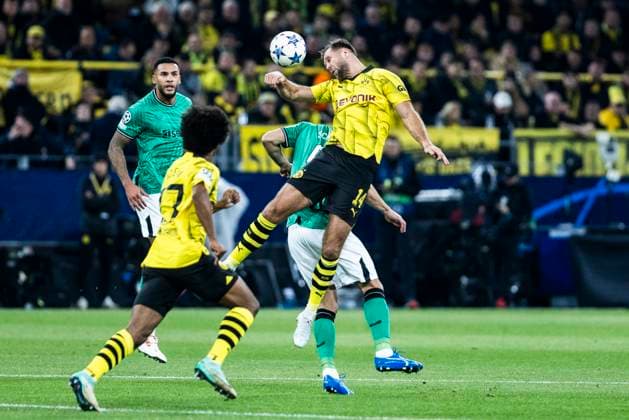 Dortmund, Signal-Iduna-Park, 07.11.23: Niclas Füllkrug (Dortmund) jumps for a header agains Fabian Schär (Newcastle) during the championsleague match between Borussia Dortmund vs. Newcastle United.