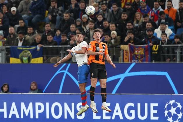 07.11.2023, xtgx, Fussball, UEFA Champions League, Schachtar Donezk - FC Barcelona, Barca emspor, v.l. Ferran Torres (Barcelona, 7), Giorgi Gocholeishvili (Donezk, 13) Zweikampf, Duell, Kampf, tackle (DFL DFB REGULATIONS PROHIBIT ANY USE OF PHOTOGRAPHS as IMAGE SEQUENCES and or QUASI-VIDEO) Hamburg