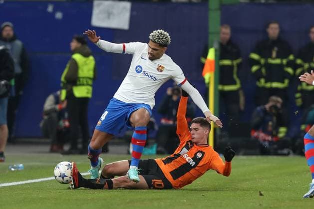 07.11.2023, xtgx, Fussball, UEFA Champions League, Schachtar Donezk - FC Barcelona, Barca emspor, v.l. Ronald Araujo (Barcelona, 4), Georgiy Sudakov (Donezk, 10) Zweikampf, Duell, Kampf, tackle (DFL DFB REGULATIONS PROHIBIT ANY USE OF PHOTOGRAPHS as IMAGE SEQUENCES and or QUASI-VIDEO) Hamburg
