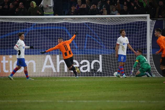 Fußball Herren Saison 2023-2024 UEFA Champions League I 4. Spieltag Schachtar Donezk - FC Barcelona, Barca 07.11.2023 Marc-Andre ter Stegen (1, FC Barcelona) kassiert das 1:0 und Oleksandr Zubkov (11, Schachtar Donezk) jubelt. Gavi, Pablo Martin Paez Gavira (6, FC Barcelona) und Marcos Alonso (17, FC Barcelona) sind enttäuscht. Hamburg Volksparkstadion Hamburg Deutschland Copyright: xLobecax xHenningxRohlfsx