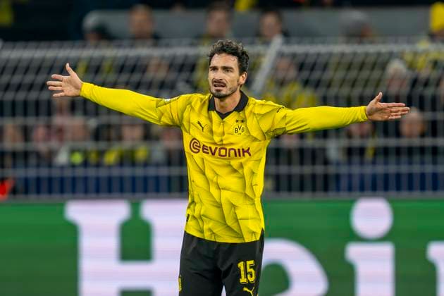 Fußball: Champions League. 4. Spieltag: Borussia Dortmund - Newcastle United am 07.11.2023 im Signal-Iduna-Park: Dortmunds Mats Hummels gibt Anweisungen. WICHTIGER HINWEIS: Gemäß den Vorgaben der UEFA ist es untersagt, in dem Stadion und oder vom Spiel angefertigte Fotoaufnahmen in Form von Sequenzbildern und oder videoähnlichen Fotostrecken zu verwerten bzw. verwerten zu lassen. Copyright: xKirchner DavidxInderliedx