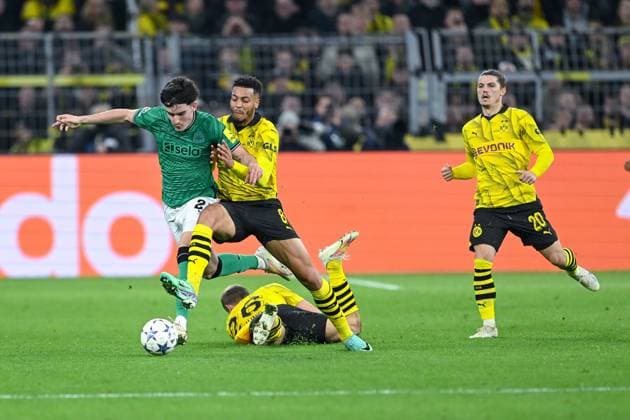 07.11.2023, Fussball, UCL, UEFA Champions League, Gruppenphase, 4. Spieltag, Saison 2023 2024, Borussia Dortmund - Newcastle United, Valentino Livramento (Newcastle United), Felix Nmecha (Borussia Dortmund) xRHR-FOTO TKx Copyright: TeresaxKroeger RHR-FOTOx RHR-FOTO TK