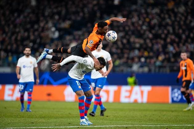 Champions League: FC Shakhtar Donetsk - FC Barcelona, Barca 07.11.2023 Zweikampf Raphinha (FC Barcelona, 11), Newerton (FC Shakhtar Donetsk, 39) Champions League: FC Shakhtar Donetsk - FC Barcelona, Volksparkstadion, Hamburg, 07.11.2023 Copyright: xBEAUTIFULxSPORTS Buriakovx