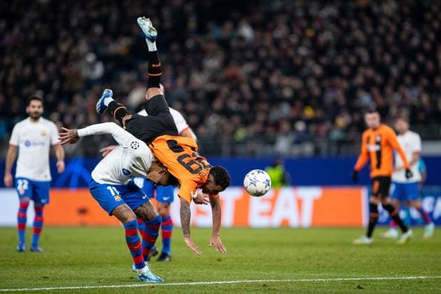 Champions League: FC Shakhtar Donetsk - FC Barcelona, Barca 07.11.2023 Zweikampf Raphinha (FC Barcelona, 11), Newerton (FC Shakhtar Donetsk, 39) Champions League: FC Shakhtar Donetsk - FC Barcelona, Volksparkstadion, Hamburg, 07.11.2023 Copyright: xBEAUTIFULxSPORTS Buriakovx