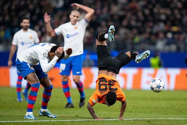 Champions League: FC Shakhtar Donetsk - FC Barcelona, Barca 07.11.2023 Zweikampf Raphinha (FC Barcelona, 11), Newerton (FC Shakhtar Donetsk, 39) Champions League: FC Shakhtar Donetsk - FC Barcelona, Volksparkstadion, Hamburg, 07.11.2023 Copyright: xBEAUTIFULxSPORTS Buriakovx