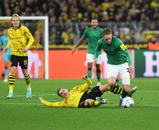 07.11.2023, Dortmund, Germany, Signal-Iduna-Park, Borussia Dortmund vs Newcastle United - UEFA Champions League 2023 2024 - Group F, Marcel Sabitzer (Borussia Dortmund) und Sean Longstaff (Newcastle United) im Zweikampf (Foto Ralf Treese) Dortmund Signal-Iduna-Park North Rhine-Westphalia Germany