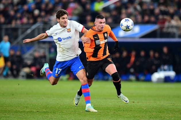 Fussball I Herren I UEFA I Champions League l FC Schachtar Donezk - FC Barcelona, Barca I 4. Spieltag I Gruppe H I Saison 2023-2024 I Shakhtar Donetsk I Barca I 07.11.2023 I v.l. Marcos Alonso (FC Barcelona) , Zubkov Oleksandr (FC Shakhtar Donetsk) , Sportplatz : Volksparkstadion, Hamburg, Stellingen Hamburg Deutschland