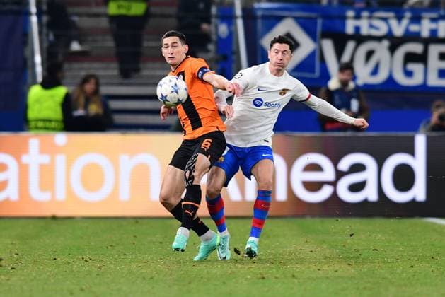Fussball I Herren I UEFA I Champions League l FC Schachtar Donezk - FC Barcelona, Barca I 4. Spieltag I Gruppe H I Saison 2023-2024 I Shakhtar Donetsk I Barca I 07.11.2023 I v.l. Stepanenko Taras (FC Shakhtar Donetsk) , Lewandowski Robert (FC Barcelona) , Sportplatz : Volksparkstadion, Hamburg, Stellingen Hamburg Deutschland