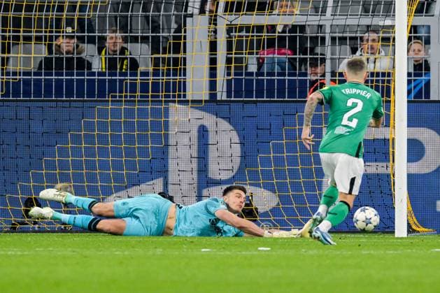 DORTMUND - Save of Newcastle United FC goalkeeper Nick Pope during the UEFA Champions League match between Borussia Dortmund and Newcastle United FC at Signal Iduna Park on November 7, 2023 in Dortmund, Germany. ANP Hollandse Hoogte UEFA Champions League 2023 24 2023 2024 xVIxANPxSportx xGerritxvanxKeulenxIVx 483269611 originalFilename: 483269611.jpg