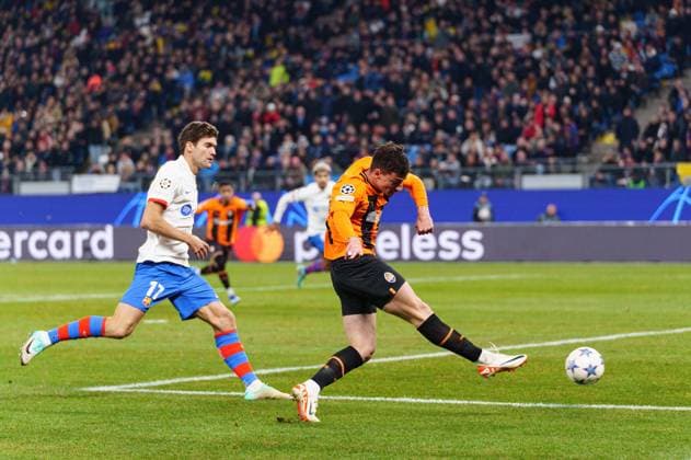 Torschuss Torchance Giorgi Gocholeishvili (Schachtar Donezk, 13) GER, Schachtar Donezk vs. FC Barcelona, Barca Fussball, Champions League, Gruppe H, Spieltag 4, Saison 2023 2024, 07.11.2023 GER, Schachtar Donezk vs. FC Barcelona, Fussball, Champions League, Gruppe H, Spieltag 4, Saison 2023 2024, 07.11.2023 Hamburg Copyright: xEibner-Pressefoto MarcelxvonxFehrnx EP_MFN