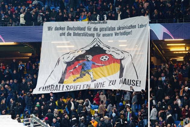Banner Fans Schachtar Donezk GER, Schachtar Donezk vs. FC Barcelona, Barca Fussball, Champions League, Gruppe H, Spieltag 4, Saison 2023 2024, 07.11.2023 GER, Schachtar Donezk vs. FC Barcelona, Fussball, Champions League, Gruppe H, Spieltag 4, Saison 2023 2024, 07.11.2023 Hamburg Copyright: xEibner-Pressefoto MarcelxvonxFehrnx EP_MFN