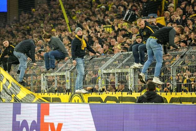 Borussia Dortmund v Newcastle United Champions League 07 11 2023. Borussia Dortmund fans scale the fence during the Champions League match between Borussia Dortmund and Newcastle United at Signal Iduna Park, Dortmund, Germany on 7 November 2023. Editorial use only , Copyright: xNigelxKeenex PSI-18358-0032