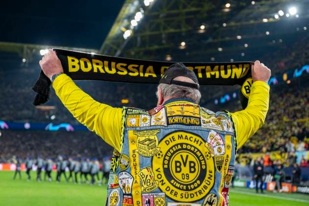 Fußball: Champions League. 4. Spieltag: Borussia Dortmund - Newcastle United am 07.11.2023 im Signal-Iduna-Park: Ein Dortmund-Fan hält vor dem Spiel seinen Fanschal hoch. WICHTIGER HINWEIS: Gemäß den Vorgaben der UEFA ist es untersagt, in dem Stadion und oder vom Spiel angefertigte Fotoaufnahmen in Form von Sequenzbildern und oder videoähnlichen Fotostrecken zu verwerten bzw. verwerten zu lassen. Copyright: xKirchner DavidxInderliedx
