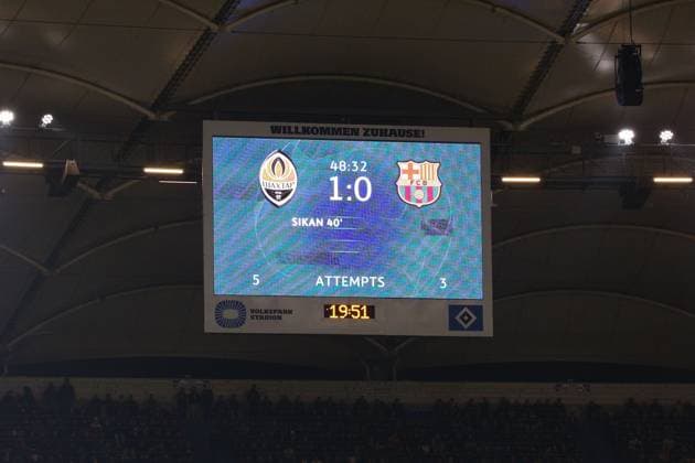 Fußball Herren Saison 2023-2024 UEFA Champions League I 4. Spieltag Schachtar Donezk - FC Barcelona, Barca 07.11.2023 Die Anzeigetafel im Volksparkstadion. Hamburg Volksparkstadion Hamburg Deutschland Copyright: xLobecax xHenningxRohlfsx