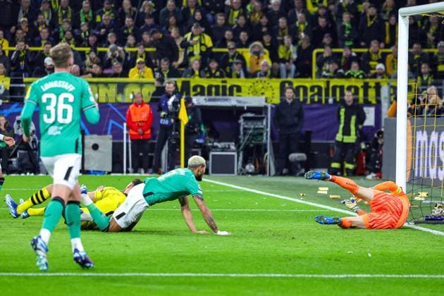 Borussia Dortmund v Newcastle United Champions League 07 11 2023. Joelinton (7) of Newcastle United heads towards goal during the Champions League match between Borussia Dortmund and Newcastle United at Signal Iduna Park, Dortmund, Germany on 7 November 2023. Editorial use only , Copyright: xNigelxKeenex PSI-18358-0033