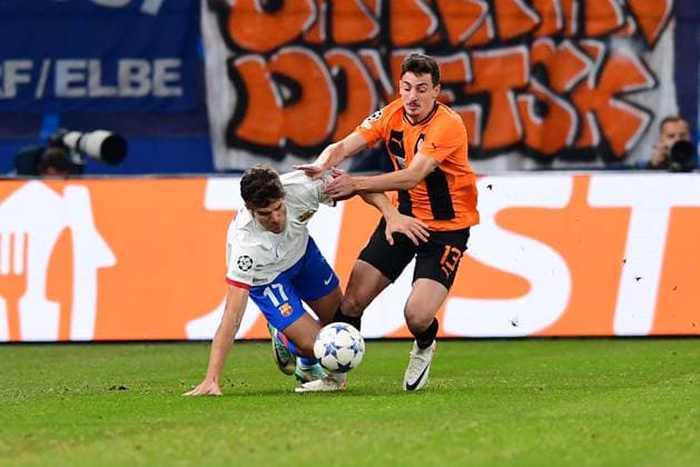 Fussball I Herren I UEFA I Champions League l FC Schachtar Donezk - FC Barcelona, Barca I 4. Spieltag I Gruppe H I Saison 2023-2024 I Shakhtar Donetsk I Barca I 07.11.2023 I v.l. Marcos Alonso (FC Barcelona) , Gocholeishvili Giorgi (FC Shakhtar Donetsk) , Sportplatz : Volksparkstadion, Hamburg, Stellingen Hamburg Deutschland