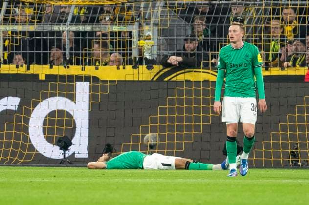 UEFA Champions League, Borussia Dortmund - Newcastle United, 7.11.2023 Joelinton (Newcastle United, 7) am Boden und Sean Longstaff (Newcastle United, 36) hadern nach der vergebenen Chance. UEFA Champions League, Borussia Dortmund - Newcastle United, Vorrunde 4. Spieltag, am 7.11.2023, Signal Iduna Park, Dortmund UEFA regulations prohibit any use of photographs as image sequences and or quasi-video Copyright: xBEAUTIFULxSPORTS Meuselx