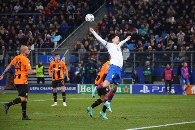 Fußball Herren Saison 2023-2024 UEFA Champions League I 4. Spieltag Schachtar Donezk - FC Barcelona, Barca 07.11.2023 Robert Lewandowski (9, FC Barcelona) versucht an den Ball zu kommen. Hamburg Volksparkstadion Hamburg Deutschland Copyright: xLobecax xHenningxRohlfsx