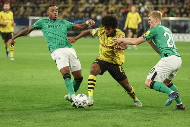 Champions League - Borussia Dortmund - Newcastle United am 07.11.2023 im Signal Iduna Park in Dortmund Karim Adeyemi (Dortmund 27) gegen Lewis Hall (Newcastle 20) und Joe Willock (Newcastle 28)