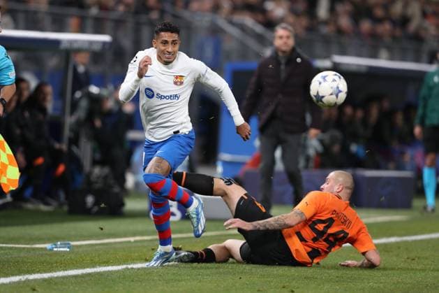 07.11.2023, xtgx, Fussball, UEFA Champions League, Schachtar Donezk - FC Barcelona, Barca emspor, v.l. Raphinha (Barcelona, 11), Yaroslav Rakitskyi (Donezk, 44) Zweikampf, Duell, Kampf, tackle (DFL DFB REGULATIONS PROHIBIT ANY USE OF PHOTOGRAPHS as IMAGE SEQUENCES and or QUASI-VIDEO) Hamburg