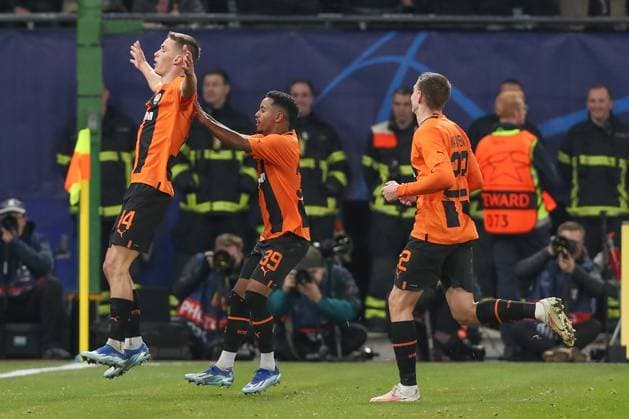 07.11.2023, xtgx, Fussball, UEFA Champions League, Schachtar Donezk - FC Barcelona, Barca emspor, v.l. Jubel nach dem 1:0 durch Danylo Sikan (Donezk, 14) (DFL DFB REGULATIONS PROHIBIT ANY USE OF PHOTOGRAPHS as IMAGE SEQUENCES and or QUASI-VIDEO) Hamburg