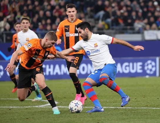 Jules Kounde FC Barcelona, Barca , Valeriy Bondar (FC Shakhtar Donetsk) Fussball, UEFA Champions League, Gruppenphase, Saison 2023-2024, Herren, UCL, Men, Volksparkstadion, FC Shakhtar Schachtar Donezk (UKR) gegen FC Barcelona
