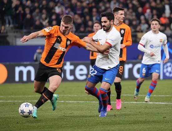 Jules Kounde FC Barcelona, Barca , Valeriy Bondar (FC Shakhtar Donetsk) Fussball, UEFA Champions League, Gruppenphase, Saison 2023-2024, Herren, UCL, Men, Volksparkstadion, FC Shakhtar Schachtar Donezk (UKR) gegen FC Barcelona