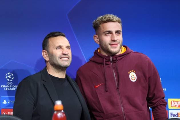 Okan Buruk (Galatasaray Istanbul SK, Headcoach) mit Baris Alper Yilmaz (Galatasaray Istanbul SK, 53) bei der Pressekonferenz, Galatasaray Istanbul SK, Internationale Pressekonferenz Champions League, Saison 23 24, 07.11.2023 , Galatasaray Istanbul SK, Internationale Pressekonferenz Champions League, Saison 23 24, 07.11.2023 Muenchen Copyright: xEibner-Pressefoto JennixMaulx EP_JML