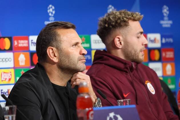 Okan Buruk (Galatasaray Istanbul SK, Headcoach) mit Baris Alper Yilmaz (Galatasaray Istanbul SK, 53) bei der Pressekonferenz, Galatasaray Istanbul SK, Internationale Pressekonferenz Champions League, Saison 23 24, 07.11.2023 , Galatasaray Istanbul SK, Internationale Pressekonferenz Champions League, Saison 23 24, 07.11.2023 Muenchen Copyright: xEibner-Pressefoto JennixMaulx EP_JML