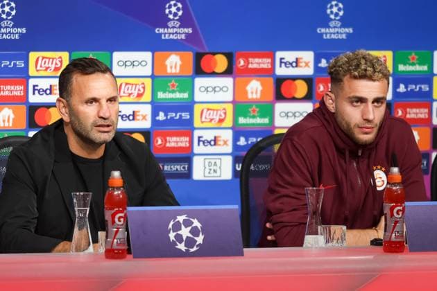 Okan Buruk (Galatasaray Istanbul SK, Headcoach) mit Baris Alper Yilmaz (Galatasaray Istanbul SK, 53) bei der Pressekonferenz, Galatasaray Istanbul SK, Internationale Pressekonferenz Champions League, Saison 23 24, 07.11.2023 , Galatasaray Istanbul SK, Internationale Pressekonferenz Champions League, Saison 23 24, 07.11.2023 Muenchen Copyright: xEibner-Pressefoto JennixMaulx EP_JML