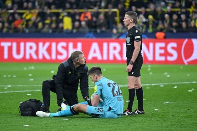 07.11.2023, Fussball, UCL, UEFA Champions League, Gruppenphase, 4. Spieltag, Saison 2023 2024, Borussia Dortmund - Newcastle United, Torwart Nick Pope (Newcastle United) wird behandelt. xRHR-FOTO TKx Copyright: TeresaxKroeger RHR-FOTOx RHR-FOTO TK