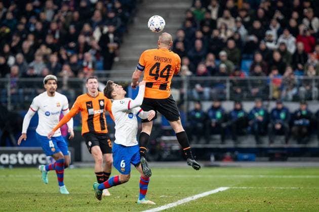Champions League: FC Shakhtar Donetsk - FC Barcelona, Barca 07.11.2023 Zweikampf Yaroslav Rakitskyi (FC Shakhtar Donetsk, 44), Gavi (FC Barcelona, 6) Champions League: FC Shakhtar Donetsk - FC Barcelona, Volksparkstadion, Hamburg, 07.11.2023 Copyright: xBEAUTIFULxSPORTS Buriakovx