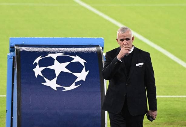 Fussball, Herren, Saison 2023 2024, Champions League (Gruppe C, 4. Spieltag), SSC Neapel - 1. FC Union Berlin, Stadionbegehung und Pressekonferenz des 1. FC Union im Stadio Diego Armando Maradona in Neapel am Tag vor dem Spiel), Präsident Dirk Zingler (1. FC Union) neben dem Logo, 7.11. 2023, Copyright: xMatthiasxKochx