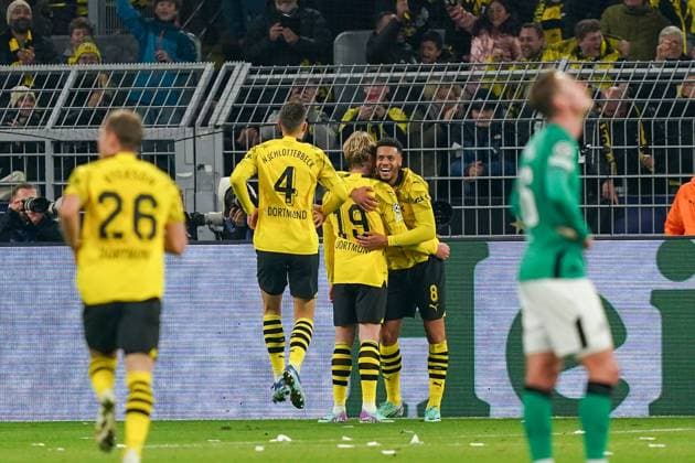 Borussia Dortmund FC v Newcastle United FC Borussia Dortmund midfielder Julian Brandt (19) scores a GOAL 2-0 and celebrates with Borussia Dortmund midfielder Felix Nmecha (8) during the Borussia Dortmund FC v Newcastle United FC UEFA Champions League Round 1 Group F match at BVB Stadion, Dortmund, Germany on 7 November 2023 Editorial Use Only Copyright: xIMAGO EveryxSecondxMediax ESM-0841-0070