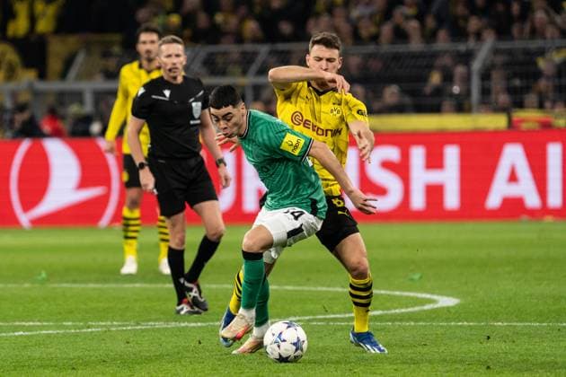 GER, UEFA Champions League, Borussia Dortmund vs Newcastle United, Gruppenphase 4. Spieltag 07.11.2023, Signal Iduna Park, Dortmund, GER, UEFA Champions League, Borussia Dortmund vs Newcastle United, Gruppenphase 4. Spieltag Im Bild: Zweikampf zwischen Miguel Almiron Almiron (Newcastle United, 24) und Salih Özcan (BV Borussia Dortmund, 6) Ganzkörper Ganzkoerper ; Ball am Fuss; Querformat