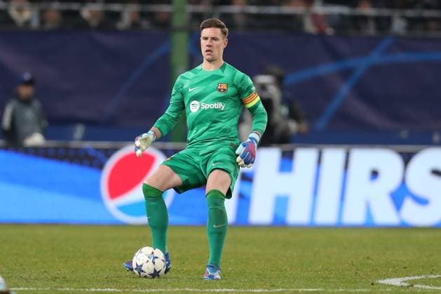07.11.2023, xtgx, Fussball, UEFA Champions League, Schachtar Donezk - FC Barcelona, Barca emspor, v.l. Marc-Andre Ter Stegen (Barcelona, 1) am Ball, plays the ball (DFL DFB REGULATIONS PROHIBIT ANY USE OF PHOTOGRAPHS as IMAGE SEQUENCES and or QUASI-VIDEO) Hamburg