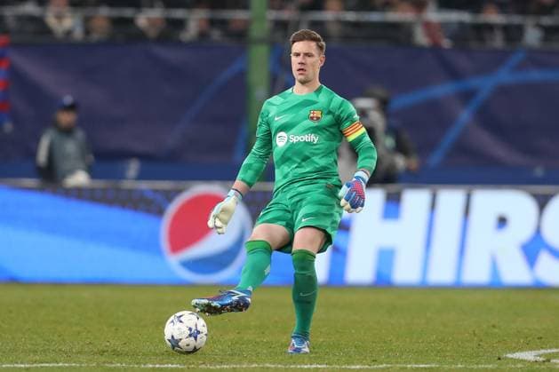 07.11.2023, xtgx, Fussball, UEFA Champions League, Schachtar Donezk - FC Barcelona, Barca emspor, v.l. Marc-Andre Ter Stegen (Barcelona, 1) am Ball, plays the ball (DFL DFB REGULATIONS PROHIBIT ANY USE OF PHOTOGRAPHS as IMAGE SEQUENCES and or QUASI-VIDEO) Hamburg