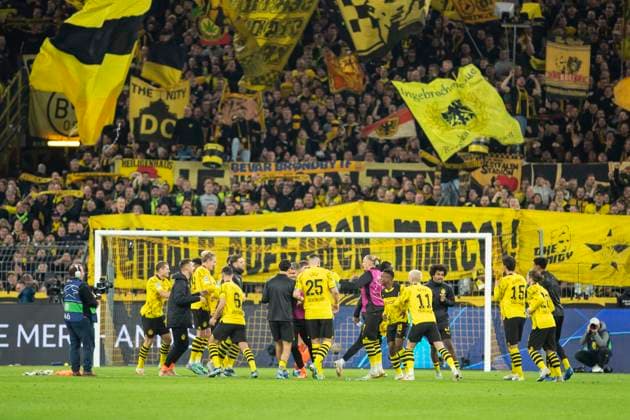 UEFA Champions League, Borussia Dortmund - Newcastle United, 7.11.2023 Die Spieler von Borussia Dortmund feiern nach Abpfiff den Sieg gemeinsam mit ihren Fans. UEFA Champions League, Borussia Dortmund - Newcastle United, Vorrunde 4. Spieltag, am 7.11.2023, Signal Iduna Park, Dortmund UEFA regulations prohibit any use of photographs as image sequences and or quasi-video Copyright: xBEAUTIFULxSPORTS Meuselx