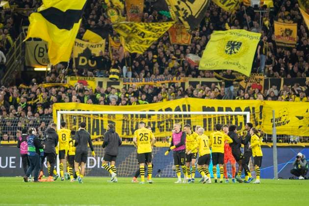 UEFA Champions League, Borussia Dortmund - Newcastle United, 7.11.2023 Die Spieler von Borussia Dortmund feiern nach Abpfiff den Sieg gemeinsam mit ihren Fans. UEFA Champions League, Borussia Dortmund - Newcastle United, Vorrunde 4. Spieltag, am 7.11.2023, Signal Iduna Park, Dortmund UEFA regulations prohibit any use of photographs as image sequences and or quasi-video Copyright: xBEAUTIFULxSPORTS Meuselx