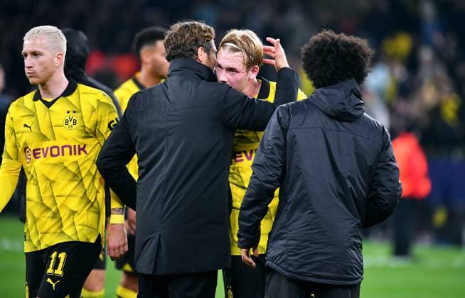 Fussball, Champions League, Deutschland, Herren, Saison 2023 2024, 4. Spieltag, Signal Iduna Park Dortmund: Bor. Dortmund - Newcastle United 2:0; Cheftrainer Edin Terzic (BVB) und Julian Brandt (BVB) nach Spielende. UEFA REGULATIONS PROHIBIT ANY USE OF PHOTOGRAPHS AS IMAGE SEQUENCES AND OR QUASI-VIDEO