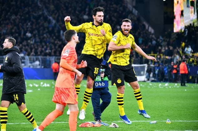 Fussball, Champions League, Deutschland, Herren, Saison 2023 2024, 4. Spieltag, Signal Iduna Park Dortmund: Bor. Dortmund - Newcastle United 2:0; Mats Hummels (BVB) und Salih Özcan (BVB) nach Spielende. UEFA REGULATIONS PROHIBIT ANY USE OF PHOTOGRAPHS AS IMAGE SEQUENCES AND OR QUASI-VIDEO