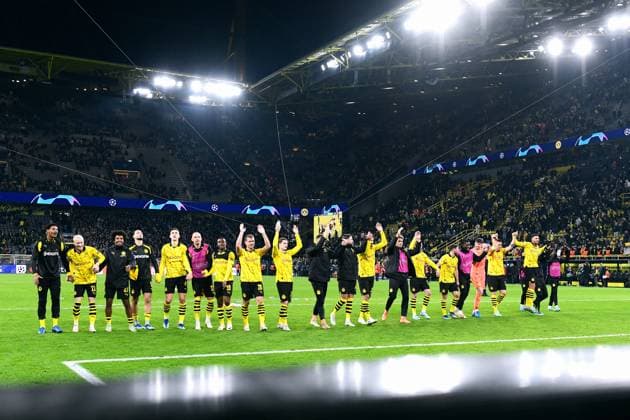 Fussball, Champions League, Deutschland, Herren, Saison 2023 2024, 4. Spieltag, Signal Iduna Park Dortmund: Bor. Dortmund - Newcastle United 2:0; BVB Schlussjubel vor der Südkurve. Jubel, Freude, Aktion. UEFA REGULATIONS PROHIBIT ANY USE OF PHOTOGRAPHS AS IMAGE SEQUENCES AND OR QUASI-VIDEO