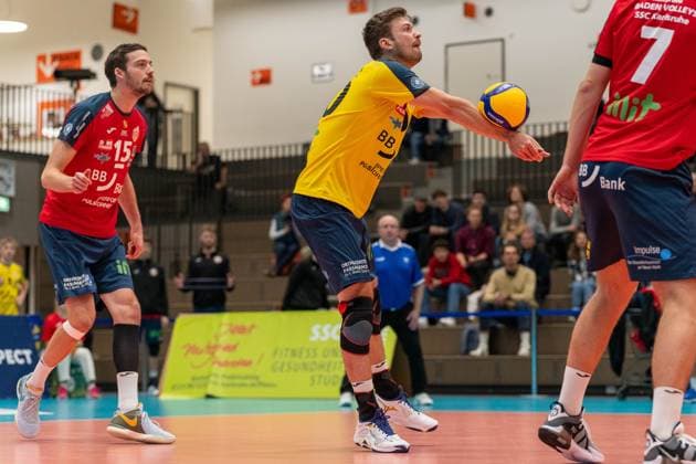 Dollhofer, Benjamin (BADEN VOLLEYS SSC Karlsruhe, 10) bei der Annahme, GER, Volleyball, 1. Bundesliga Maenner, BADEN VOLLEYS SSC Karlsruhe vs. VC Bitterfeld-Wolfen, 07.11.2023, GER, Volleyball, 1. Bundesliga Maenner, BADEN VOLLEYS SSC Karlsruhe vs. VC Bitterfeld-Wolfen, 07.11.2023 Karlsruhe Copyright: xEibner-Pressefoto StefanxMayerx EP_SMR