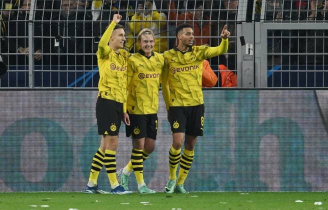 Jubel 2:0, v.li., Nico Schlotterbeck (Borussia Dortmund), Julian Brandt (Borussia Dortmund), Felix Nmecha (Borussia Dortmund) 07.11.2023, Fussball Champions League, Saison 2023 2024, Vorrunde, 4. Spieltag, Borussia Dortmund - Newcastle United Dortmund Signal Iduna Park Nordrhein Westfalen Deutschland