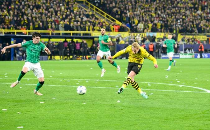 Julian BRANDT (DO) schiesst das Tor zum 2:0, Aktion, l. Valentino Tino LIVRAMENTO (NU) Fussball Champions League, Vorrunde, 4.Spieltag, Borussia Dortmund (DO) - Newcastle United (NU), am 07.11.2023 in Dortmund Deutschland. UEFA regulations prohibit any use of photographs as image sequences and or quasi-video Â