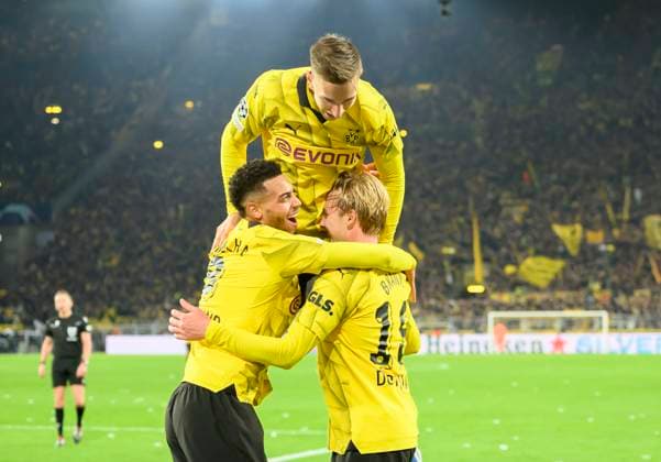 Jubel DO um Julian BRANDT (DO) nach seinem tor zum 2:0, v.l. Felix NMECHA (DO), Nico SCHLOTTERBECK (DO), Julian BRANDT (DO), Fussball Champions League, Vorrunde, 4.Spieltag, Borussia Dortmund (DO) - Newcastle United (NU), am 07.11.2023 in Dortmund Deutschland. UEFA regulations prohibit any use of photographs as image sequences and or quasi-video Â