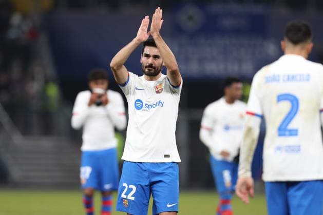 Sport Bilder des Tages 07.11.2023, xtgx, Fussball, UEFA Champions League, Schachtar Donezk - FC Barcelona, Barca emspor, v.l. Ilkay Guendogan (GoÂ¼ndogan, Barcelona, 22) bedankt sich bei den Fans (DFL DFB REGULATIONS PROHIBIT ANY USE OF PHOTOGRAPHS as IMAGE SEQUENCES and or QUASI-VIDEO) Hamburg