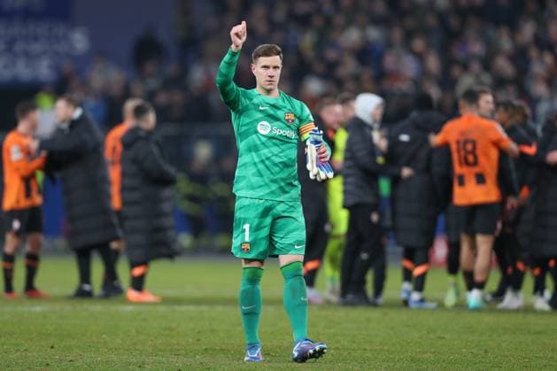 07.11.2023, xtgx, Fussball, UEFA Champions League, Schachtar Donezk - FC Barcelona, Barca emspor, v.l. Marc-Andre Ter Stegen (Barcelona, 1) bedankt sich bei den Fans (DFL DFB REGULATIONS PROHIBIT ANY USE OF PHOTOGRAPHS as IMAGE SEQUENCES and or QUASI-VIDEO) Hamburg