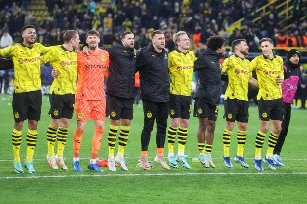 Champions League - Borussia Dortmund - Newcastle United am 07.11.2023 im Signal Iduna Park in Dortmund Jubel über den Sieg bei der Mannschaft von Borussia Dortmund , hier mit Felix Nmecha (Dortmund 8) , Julian Ryerson (Dortmund 26) , Torwart Gregor Kobel (Dortmund 1) , Niclas Füllkrug Fuellkrug (Dortmund 14) , Julian Brandt (Dortmund 19) , Karim Adeyemi (Dortmund 27) , Salih Özcan Oezcan (Dortmund 6) , Nico Schlotterbeck (Dortmund 4)