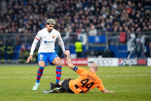 Champions League: FC Shakhtar Donetsk - FC Barcelona, Barca 07.11.2023 Zweikampf Ronald Araujo (FC Barcelona, 4), Yaroslav Rakitskyi (FC Shakhtar Donetsk, 44) Champions League: FC Shakhtar Donetsk - FC Barcelona, Volksparkstadion, Hamburg, 07.11.2023 Copyright: xBEAUTIFULxSPORTS Buriakovx